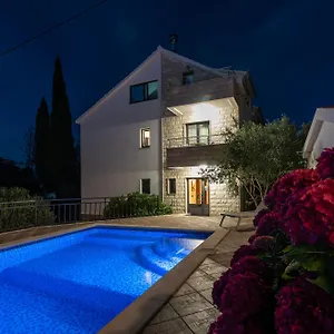 https://apartmani-maca.hotels-in-trogir.com